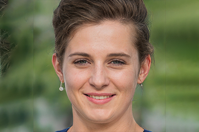 Photo d'une jeune femme de face, souriante